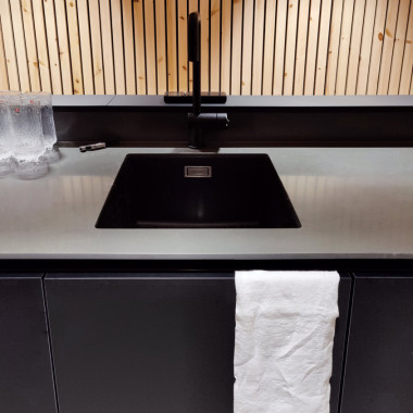 Altapäin asennettu komposiittiallas ja himacs-taso