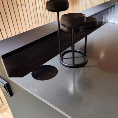 Tasoon integroitu pistorasia