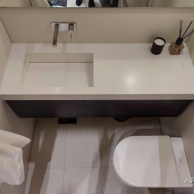 Kuutio-allaskaluste seinästä seinään