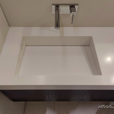 Kuutio allastaso seinähanalla