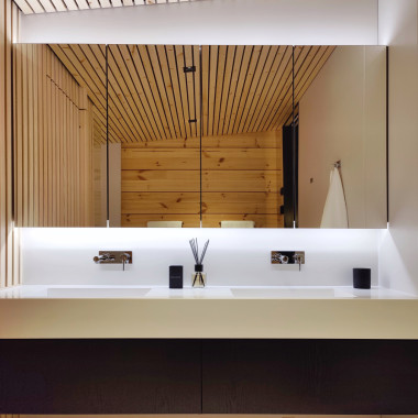 Kuutio-allaskaluste kahdella altaalla