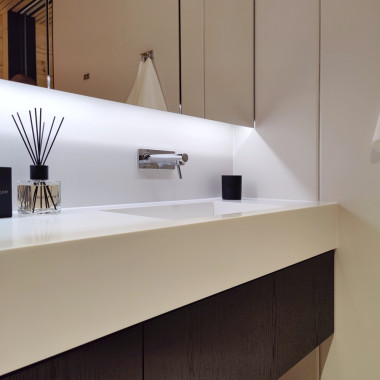 Kuutio-allaskaluste reunavahvistuksella