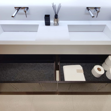 Kuutio-allaskaluste tason reunavahvistuksella