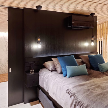 Tammiviiluseinä jatkuu yhtenäisenä makuuhuoneeseen.