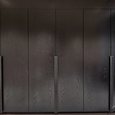 Mustaksi maalattu tamminen vaatesäilytys