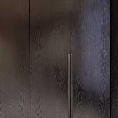 Mustaksi maalattu tamminen vaatesäilytys