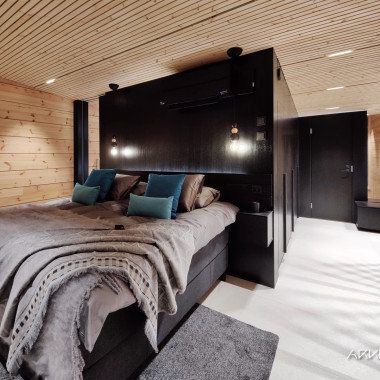 Tammiviiluseinä jatkuu yhtenäisenä makuuhuoneeseen.