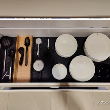 Korkeareunaiset laatikot