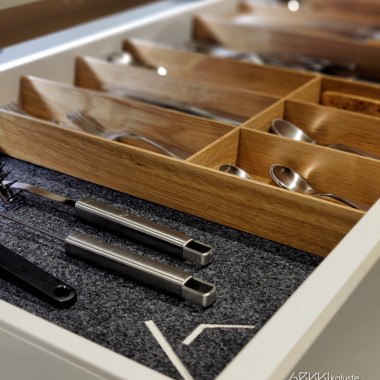 Pohjamatto sekä tamminen aterinlokerikko