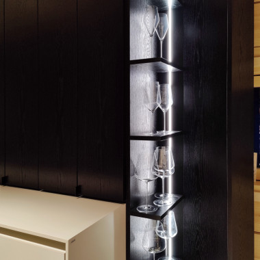 Viinilaseille on paikkansa valaistussa Jiiri-kaapissa