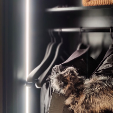 Valaistuksen ansiosta vaatteet löytyvät hyvin mustarunkoisesta kaapista.