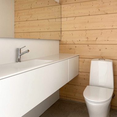 Valkoinen wc kaluste