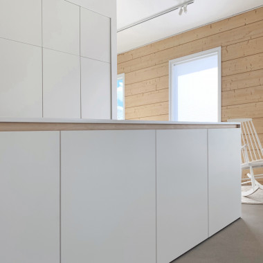 Iso moderni keititö hirsitalossa