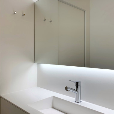 Valkoinen kuutio allastaso