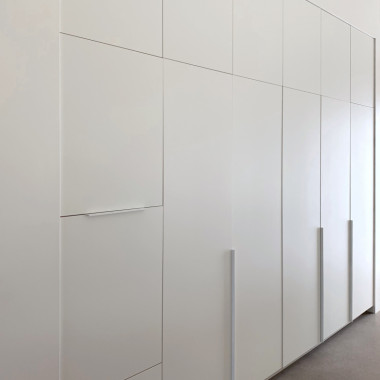 Valkoinen pelkistetty kalusteseinä rauhoittaa