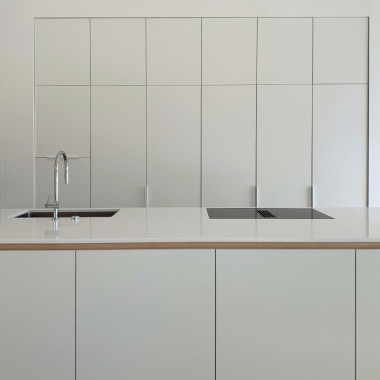 Pelkistetty keittiö sopii avaraan tilaan