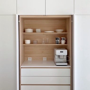 Täyskorkea aamiaiskaappi kauniilla koivusydämellä