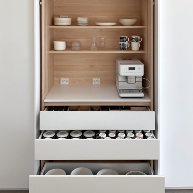 Täyskorkea aamiaiskaappi