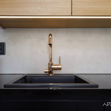 Soiro8 valo yläkaapin pohjassa