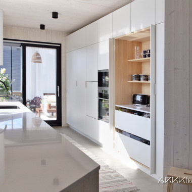 Aamiaiskaappi valkoisessa keittiössä