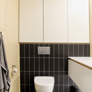 Wc-kotelon ja katon väliin asennetut kalusteet