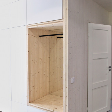 Eteiskalusteessa on hyödynnetty asiakkaan hukka clt-levyjä