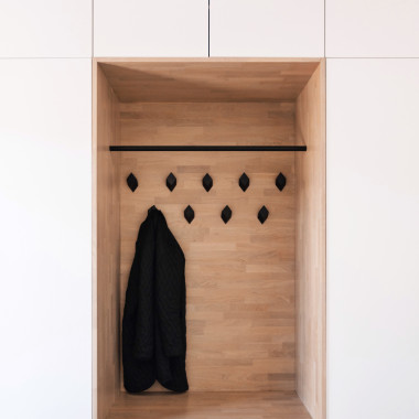 Tammisyvennys eteiskalusteessa