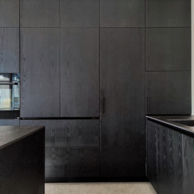 Rauhallinen ja luonnollinen tunnelma mustalla läpivärjätyllä saarnilla