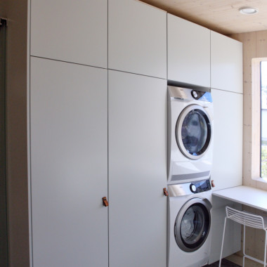 Nahkavedin antaa ilmettä valkoiseen kodinhoitohuoneeseen