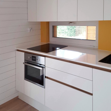 Tässä keittiössä ikkunaan saakka ulottuva taso