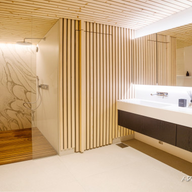 Ylellinen kylpyhuone tupla-altaalla