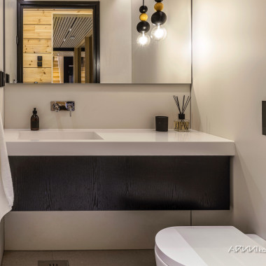 Minimalistinen allaskaluste seinähanalla